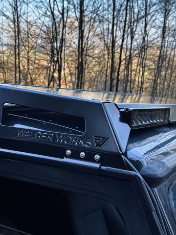 Walger Works Logo und integrierte LED-Leiste am Dachtraeger